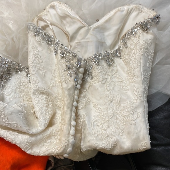 Wedding gown - Picture 6 of 15